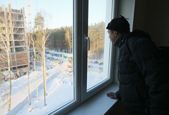 Young scientists are given keys to new apartments