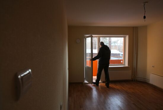 Young scientists are given keys to new apartments
