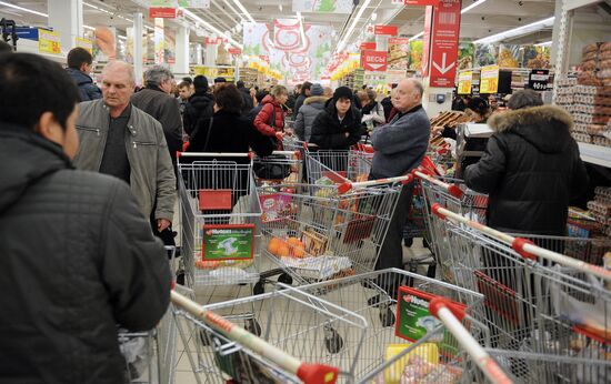 Moscow supermarkets during holiday season