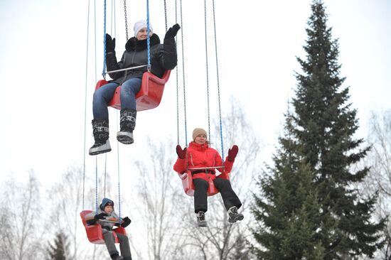 Yekaterinburg residents enjoy winter holidays in Mayakovsky park