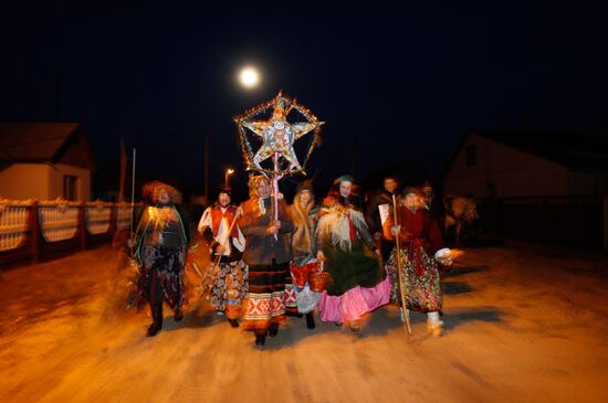 Christmas carols at Belarusian village of Lobcha