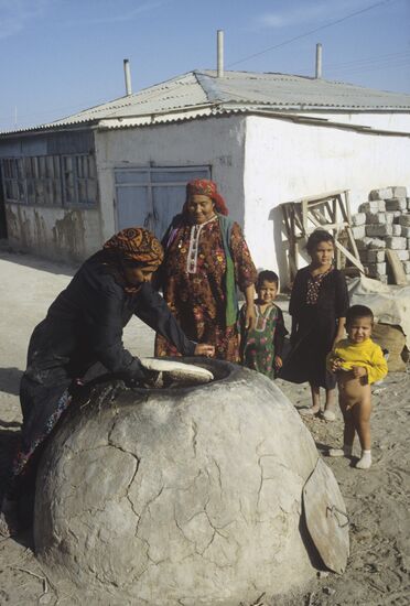 Turkmen women bake pancakes