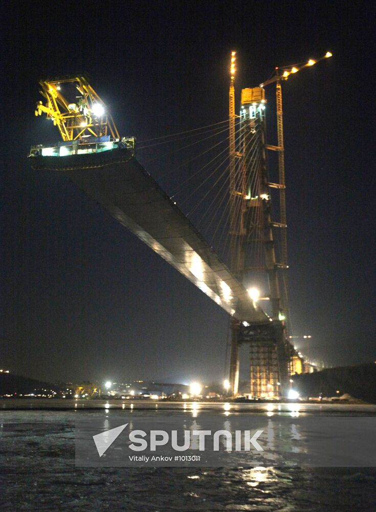Construction of cable-stayed bridge to Russky Island