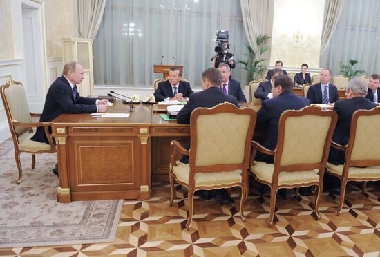 Vladimir Putin conducts Government Presidium meeting