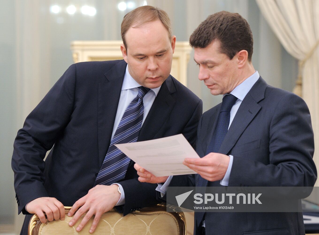 Vladimir Putin conducts Government Presidium meeting
