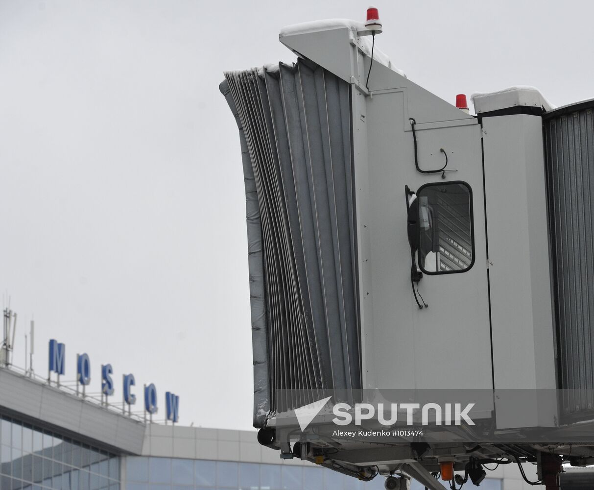 Snow removal from Domodedovo airport runway