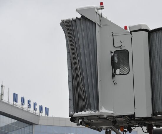 Snow removal from Domodedovo airport runway