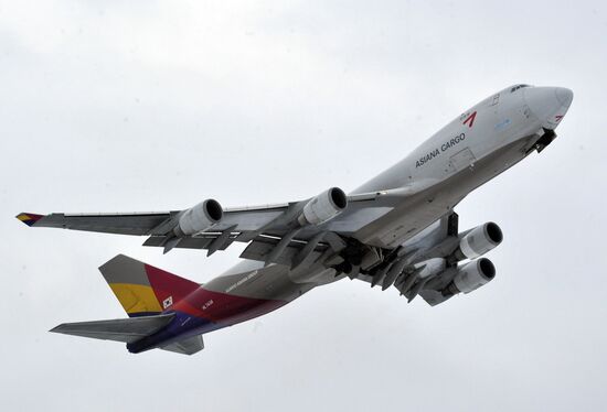 Snow removal from Domodedovo airport runway