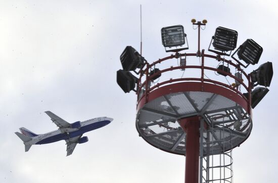 Snow removal from Domodedovo airport runway