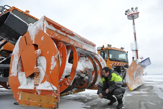 Snow removal from Domodedovo airport runway