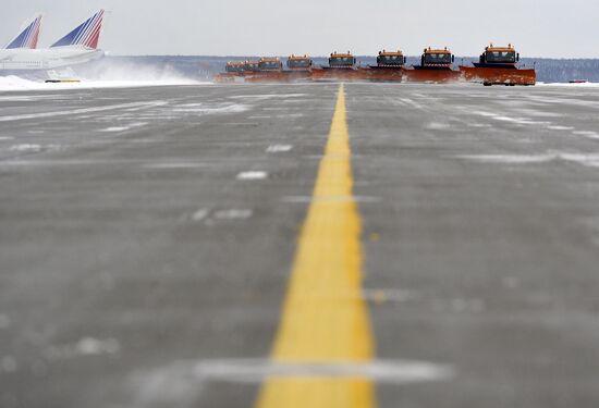 Snow removal from Domodedovo airport runway
