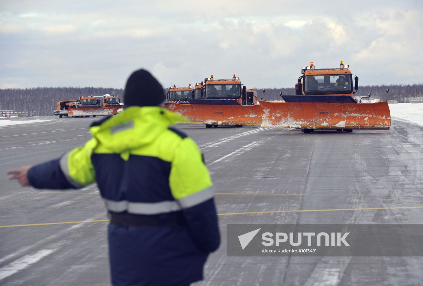 Snow removal from Domodedovo airport runway