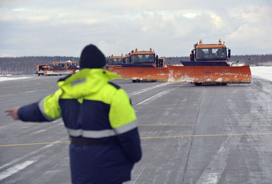 Snow removal from Domodedovo airport runway