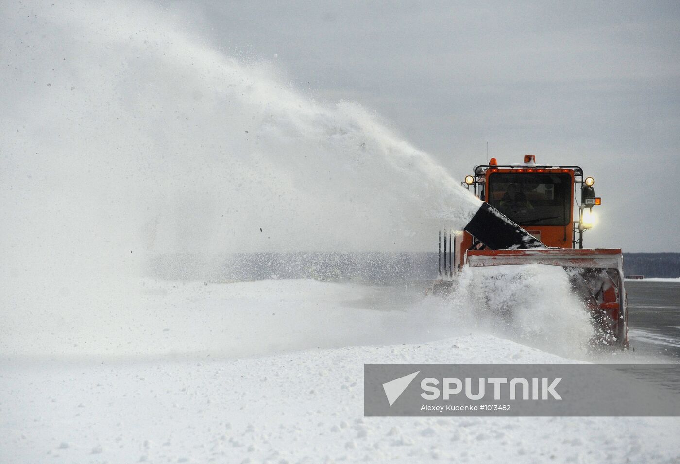 Snow removal from Domodedovo airport runway
