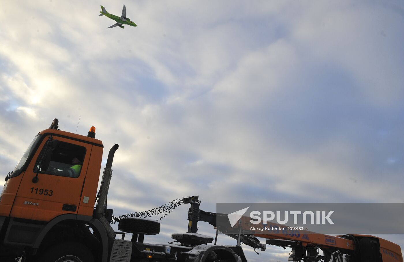 Snow removal from Domodedovo airport runway