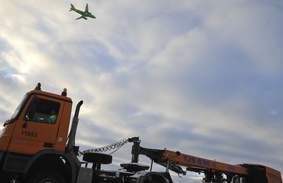 Snow removal from Domodedovo airport runway