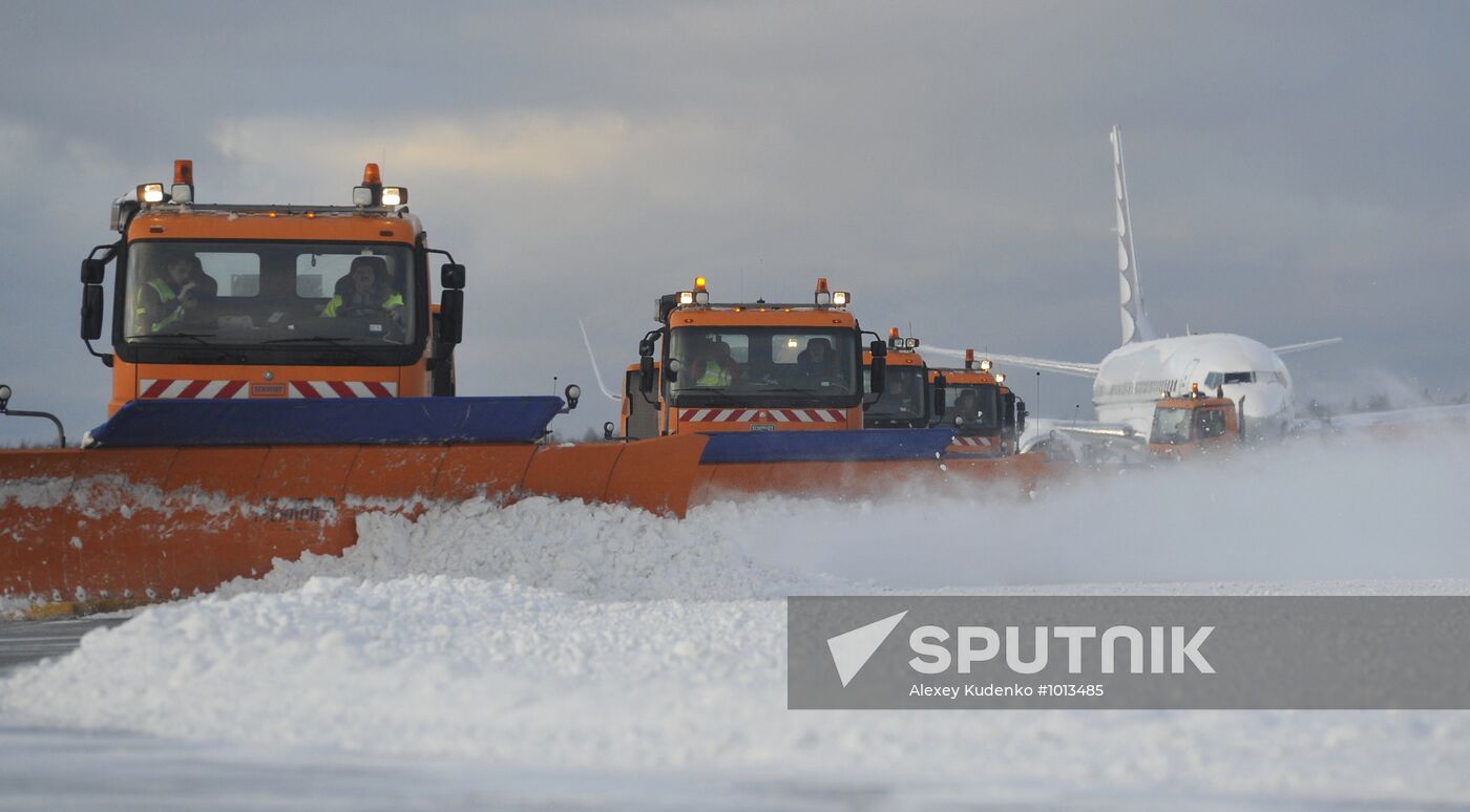 Snow removal from Domodedovo airport runway