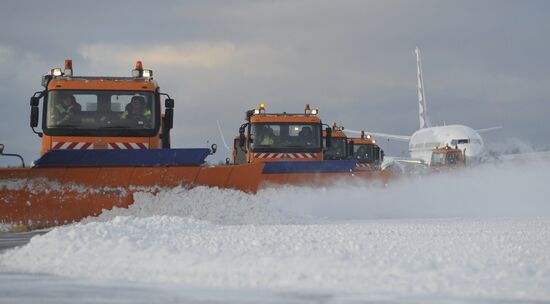 Snow removal from Domodedovo airport runway