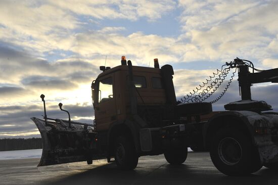 Snow removal from Domodedovo airport runway