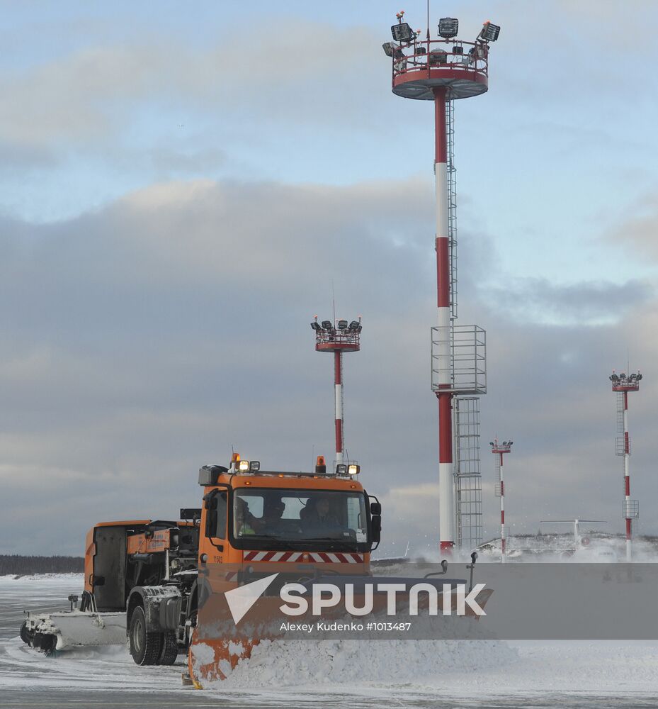 Snow removal from Domodedovo airport runway
