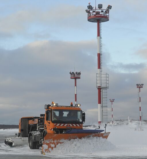 Snow removal from Domodedovo airport runway