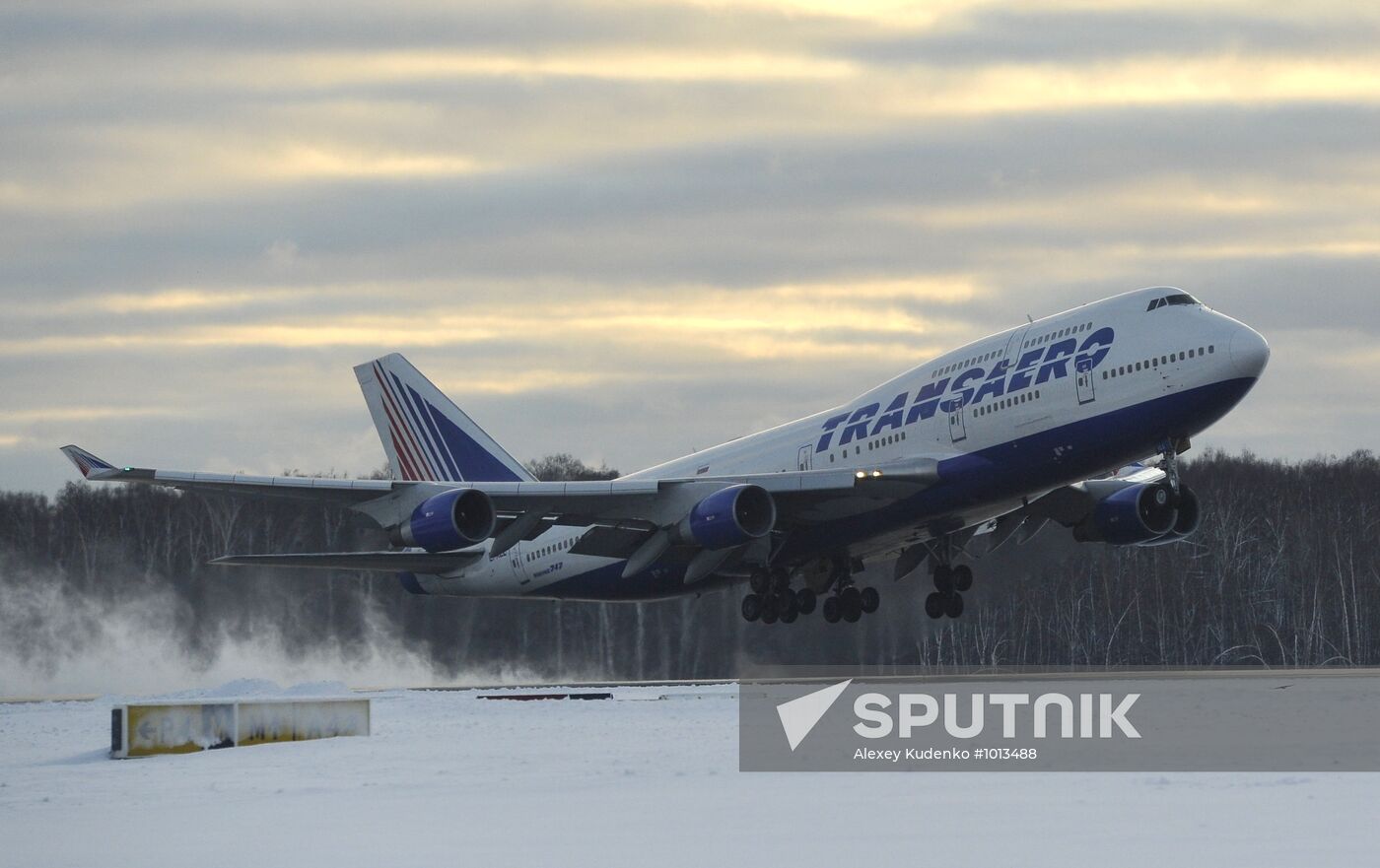 Snow removal from Domodedovo airport runway