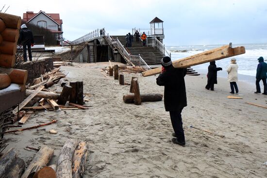 Storm hits Kaliningrad Region's coastal areas
