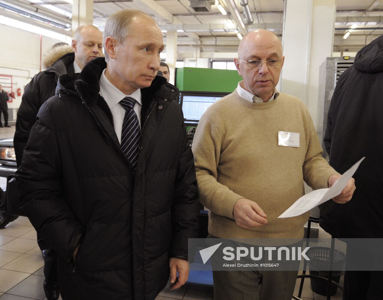 Vladimir Putin visits Moscow motor vehicle inspection center