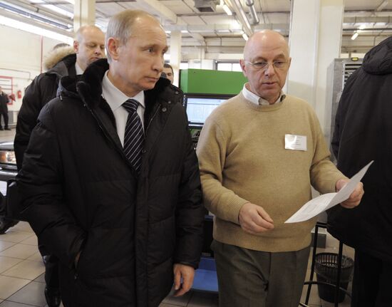 Vladimir Putin visits Moscow motor vehicle inspection center