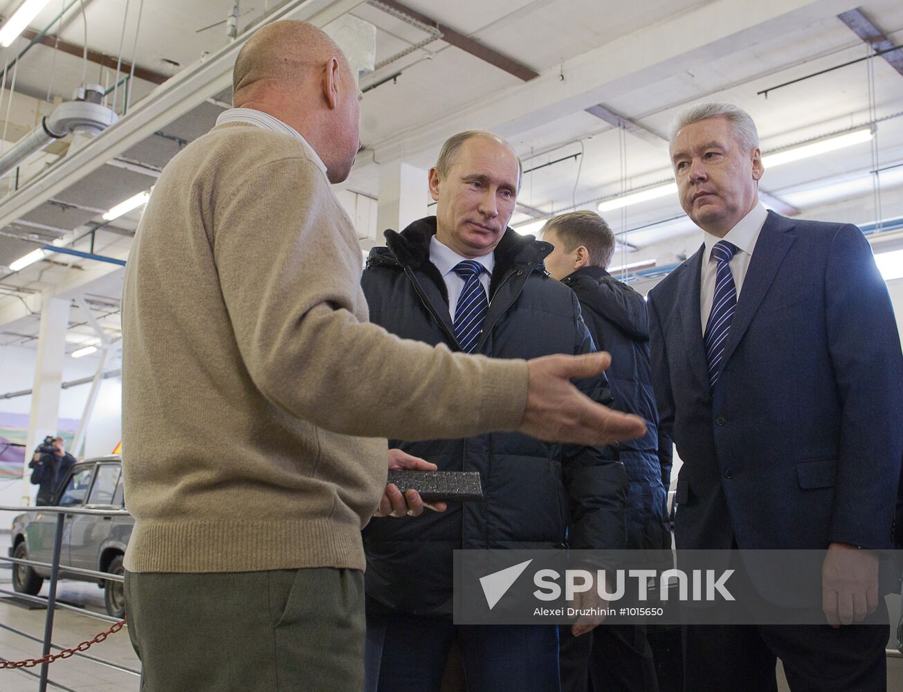 Vladimir Putin visits Moscow motor vehicle inspection center