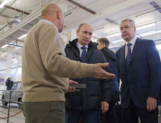 Vladimir Putin visits Moscow motor vehicle inspection center