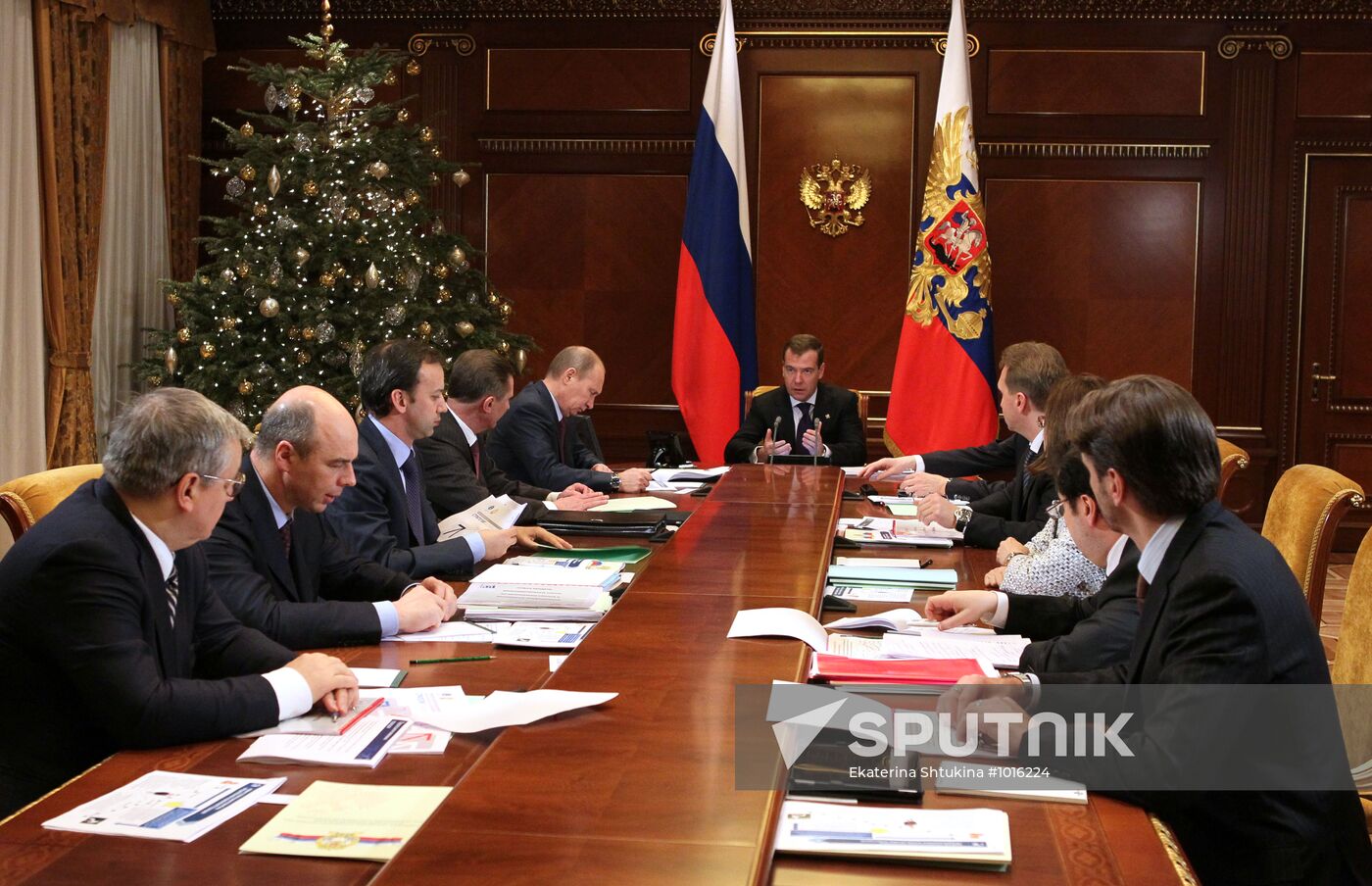 Dmitry Medvedev chairs meeting on economic issues
