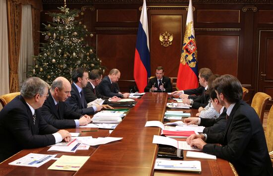 Dmitry Medvedev chairs meeting on economic issues