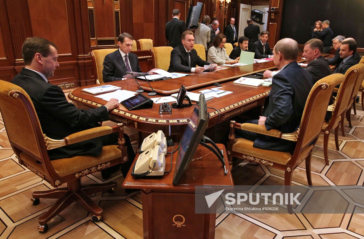 Dmitry Medvedev chairs meeting on economic issues