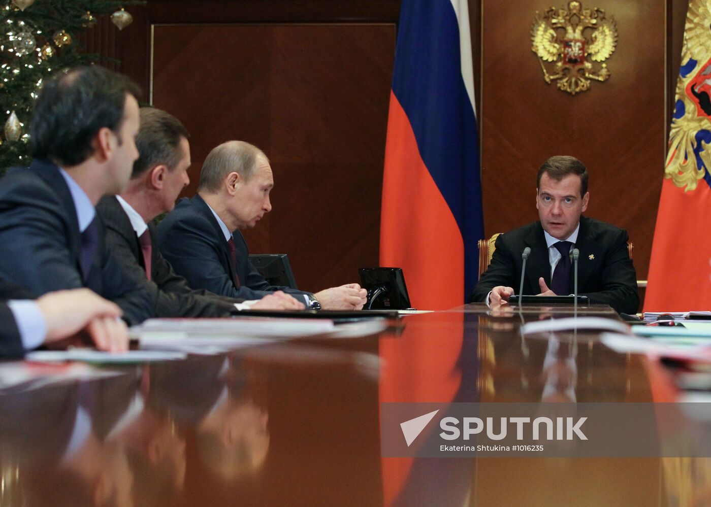 Dmitry Medvedev chairs meeting on economic issues