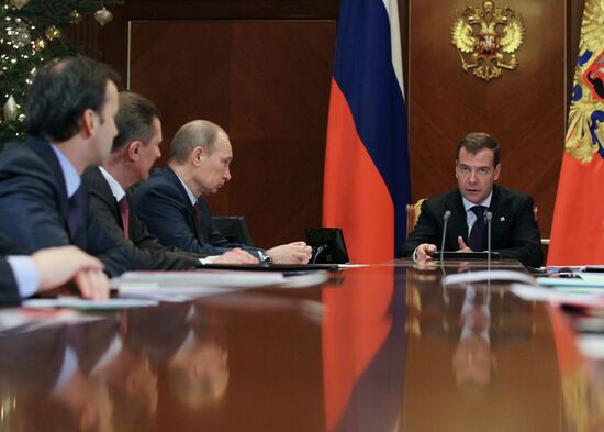 Dmitry Medvedev chairs meeting on economic issues