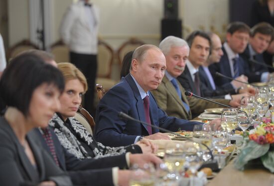 Vladimir Putin meets with mass media chief editors