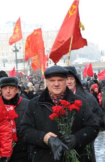 Laying flowers to Lenin's Mausoleum