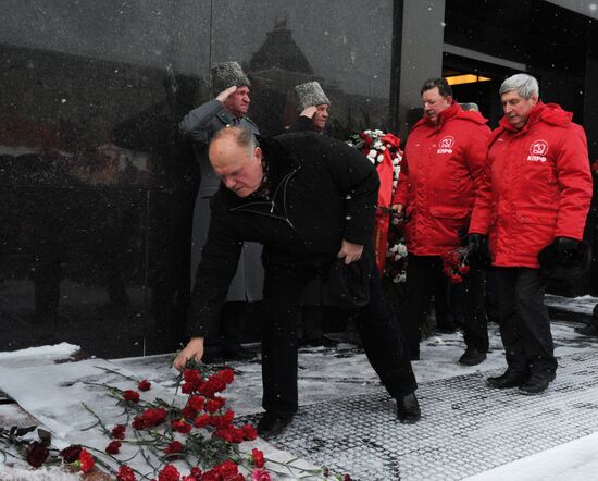 Laying flowers to Lenin's Mausoleum