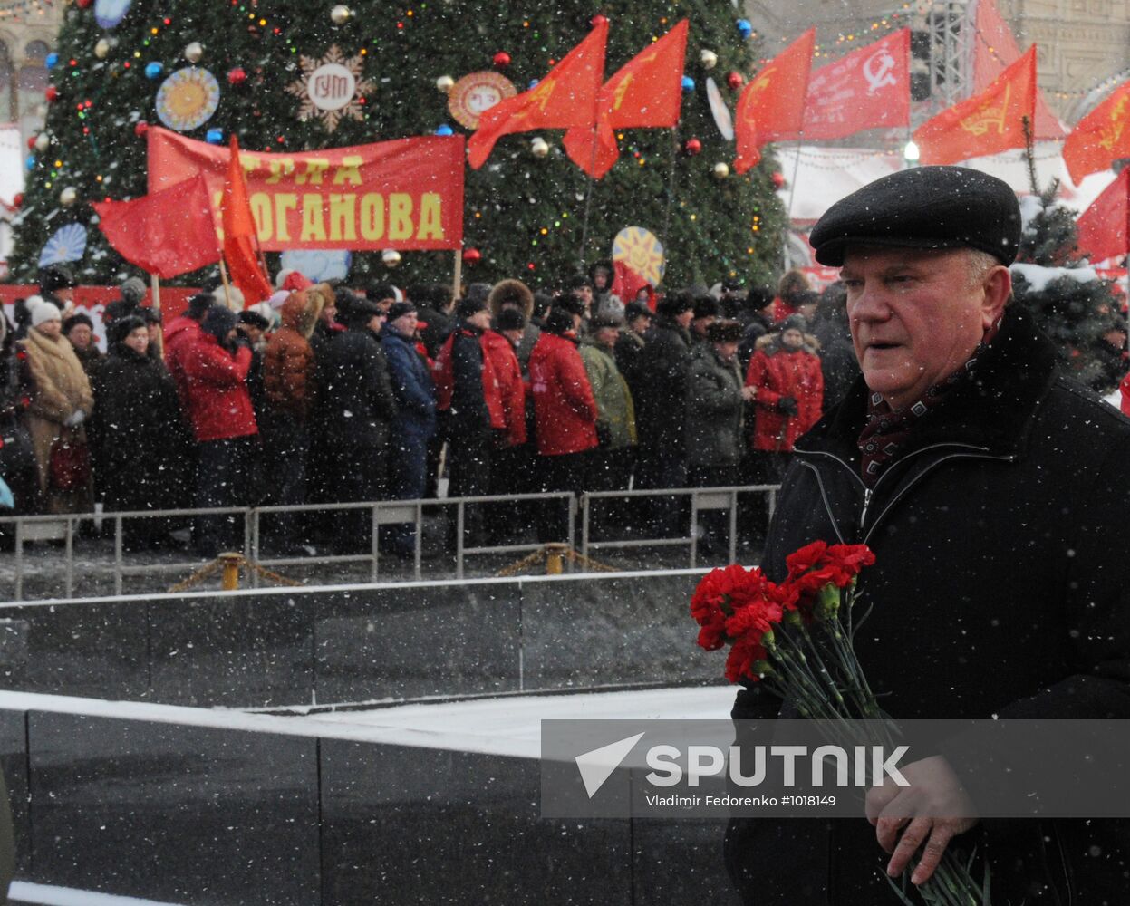 Laying flowers to Lenin's Mausoleum