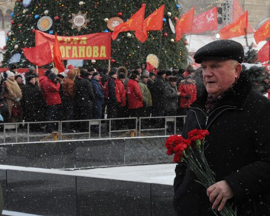 Laying flowers to Lenin's Mausoleum