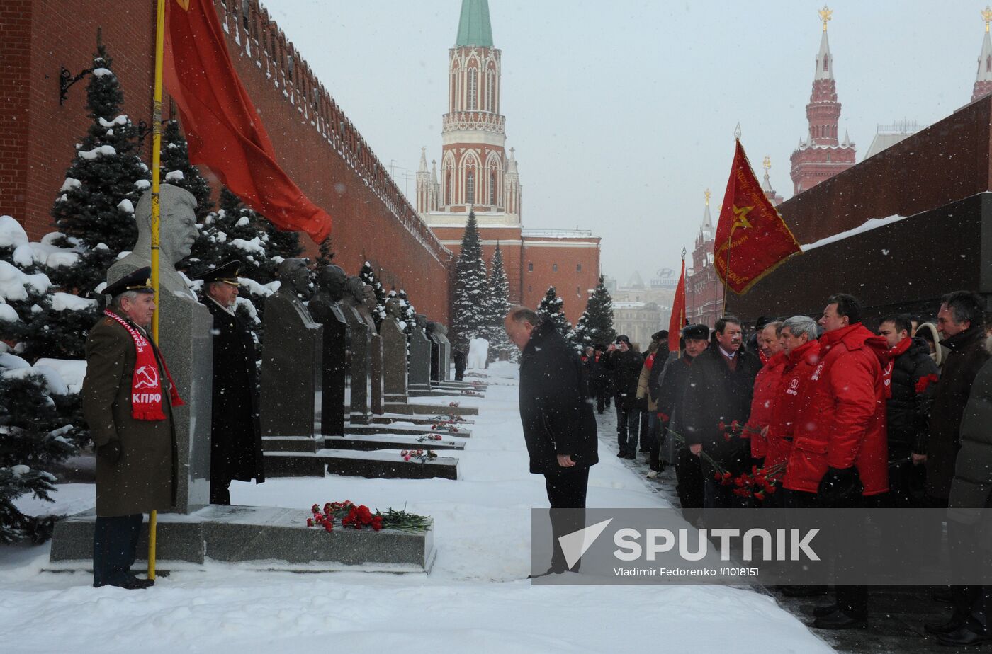 Laying flowers to Lenin's Mausoleum