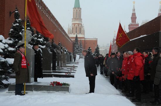 Laying flowers to Lenin's Mausoleum
