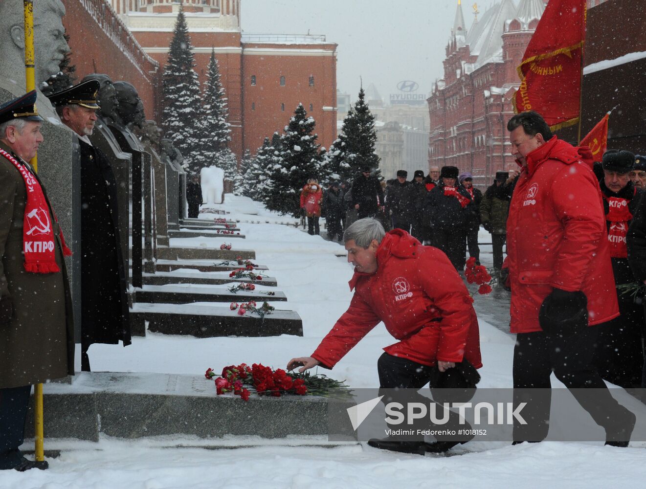 Wreaths laid to Lenin Mausoleum