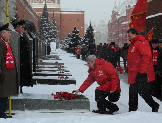 Wreaths laid to Lenin Mausoleum