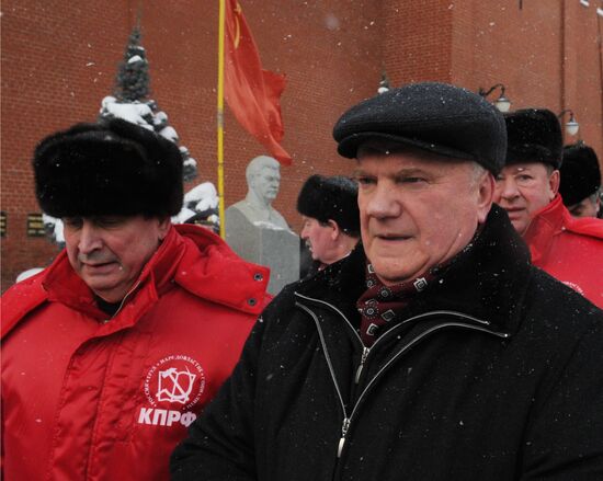 Laying flowers to Lenin's Mausoleum