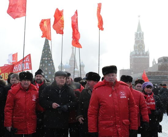 Laying flowers to Lenin's Mausoleum