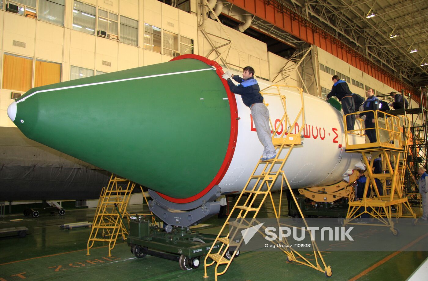 Progress M-14M readied for launch