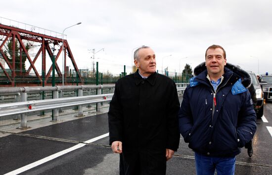 Dmitry Medvedev visits new checkpoint on Russian-Abkhaz border