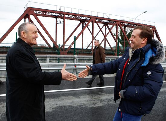 Dmitry Medvedev visits new checkpoint on Russian-Abkhaz border
